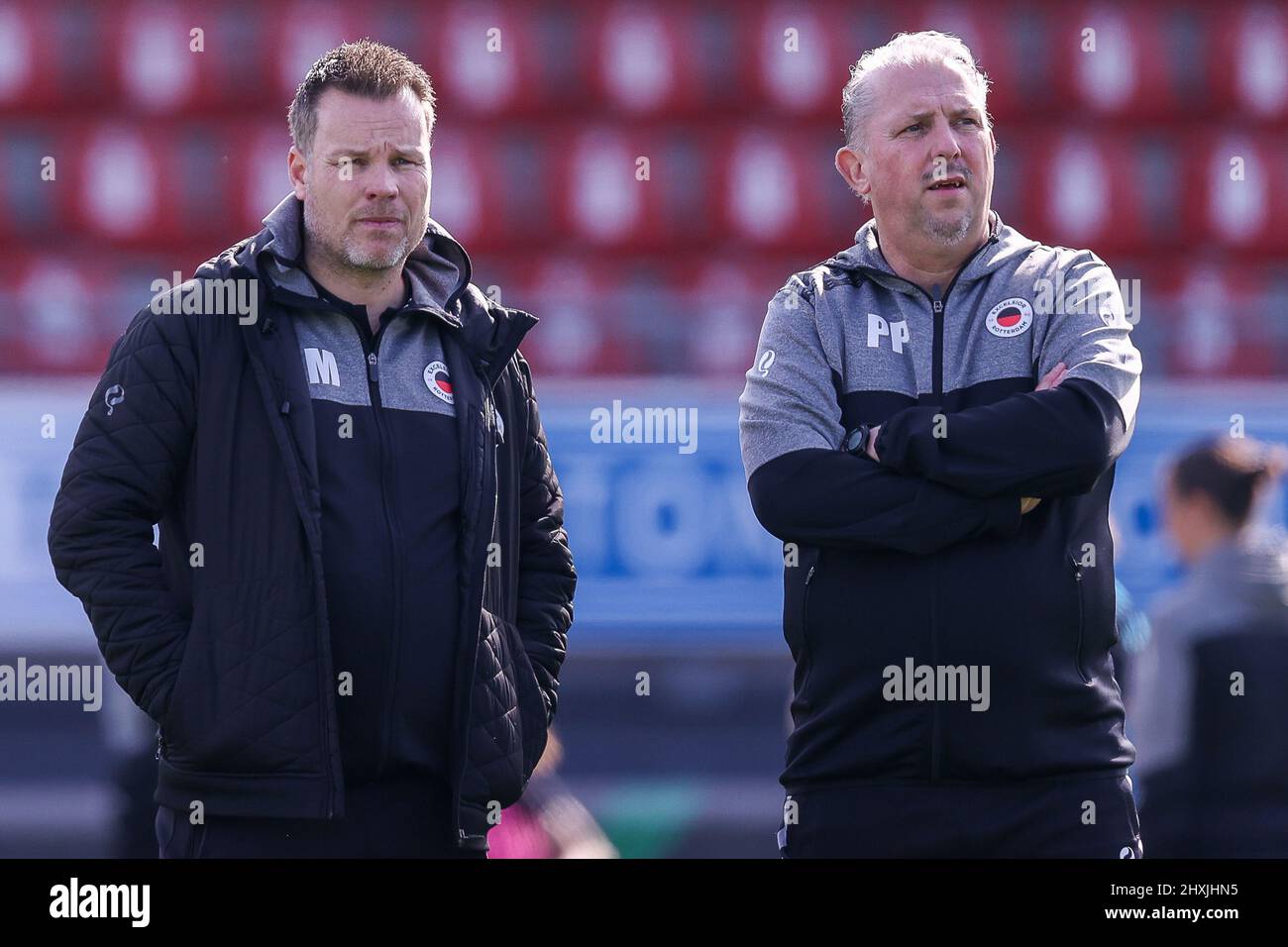 ROTTERDAM, PAYS-BAS - MARS 13: Le directeur Richard Mank de l'Excelsior et l'entraîneur adjoint Peter Pothof de l'Excelsior pendant le match de Womans Pure Energie Eredivisie entre SBV Excelsior et Pec Zwolle au stade Van Dongen de Roo le 13 mars 2022 à Rotterdam, pays-Bas (photo par Herman Dingler/Orange Pictures) crédit : Orange pics BV/Alay Live News Banque D'Images