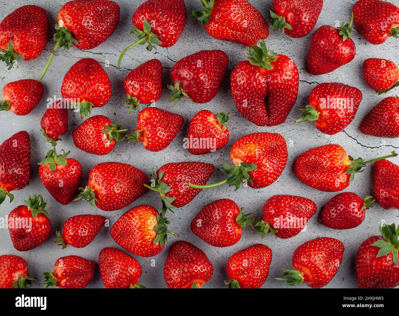 Fraises sur la table. Motif baies rouges. Récolte de fraises. La nourriture est toujours sous les feux de l'actualité. Fond de baies rouges. Encore la vie. Banque D'Images