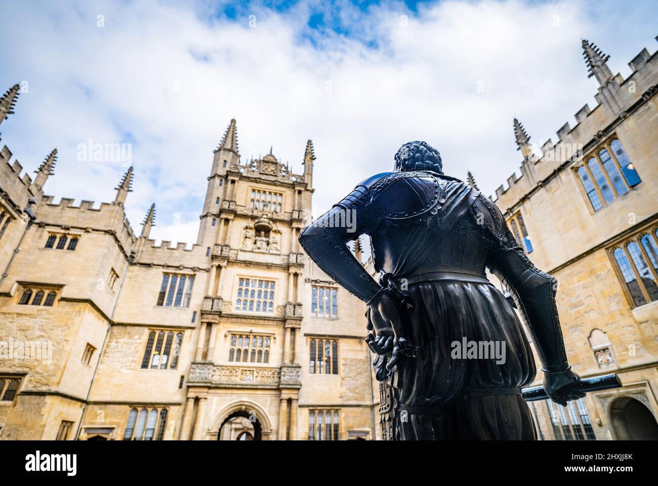 Statue d'Abronze de William Herbert, 3rd comte de Pembroke 1580–1630 placé devant l'entrée principale de la bibliothèque de l'ancienne Bodléienne, il regarde l'acro est Banque D'Images