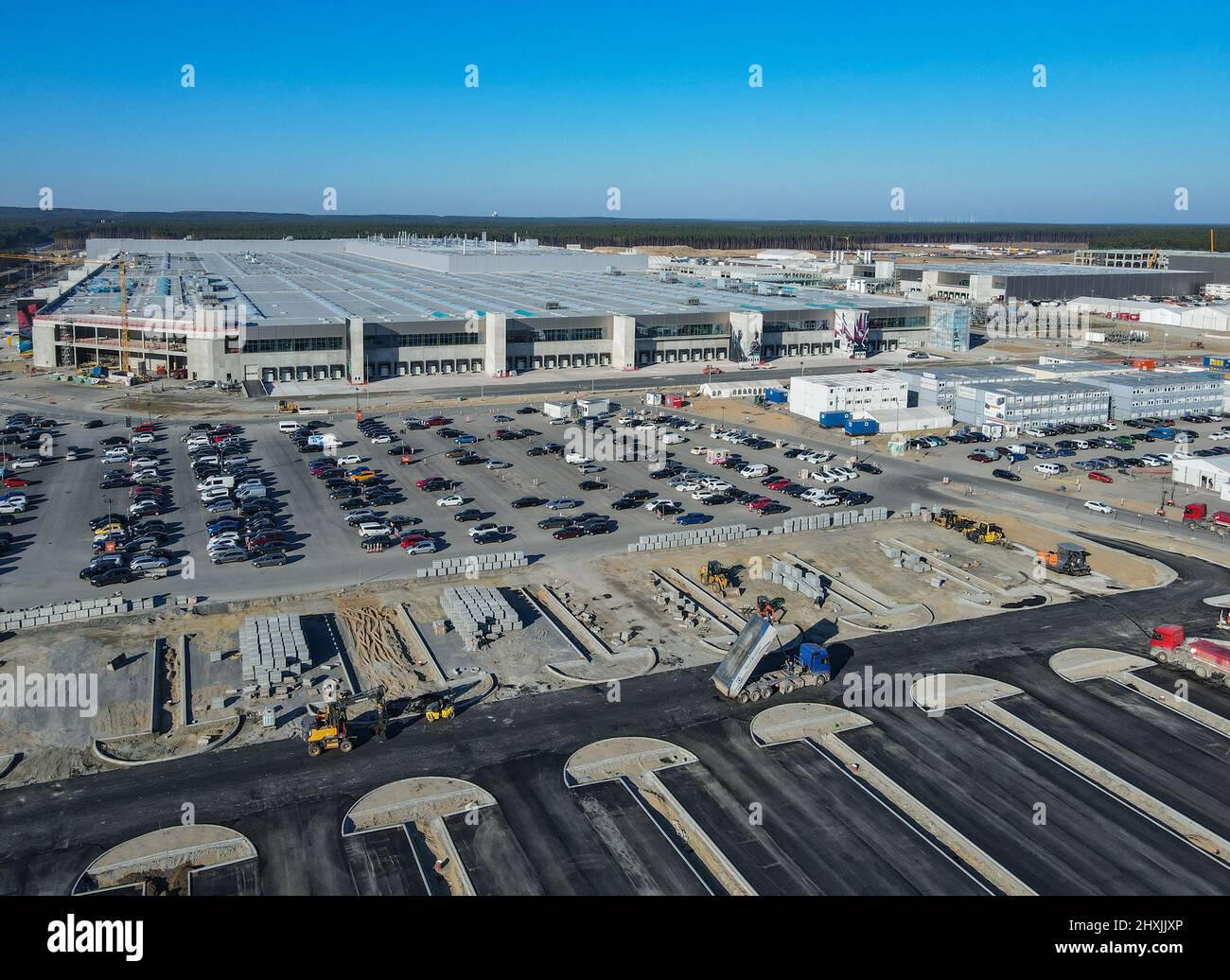 11 mars 2022, Brandebourg, Grünheide: Le chantier de construction du gigafactory de Berlin Brandenburg (vue aérienne avec un drone). La première usine européenne de Grünheide, conçue pour 500 000 véhicules par an, est un pilier important de la stratégie future de Tesla. Photo: Patrick Pleul/dpa-Zentralbild/ZB Banque D'Images