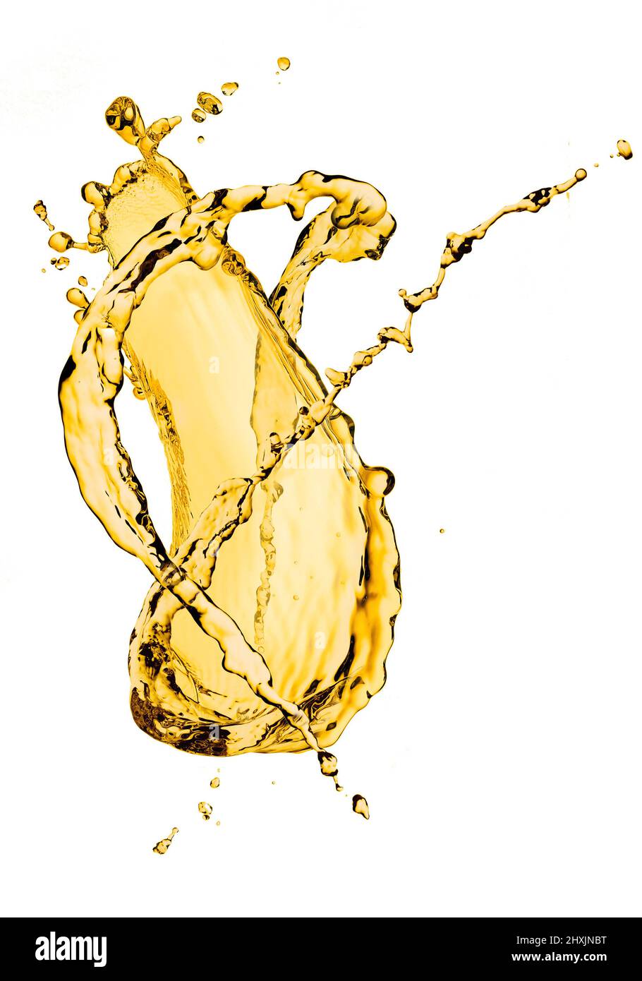 L'huile jaune d'or tourbillonne en apparence à travers l'air sur un fond blanc. Banque D'Images