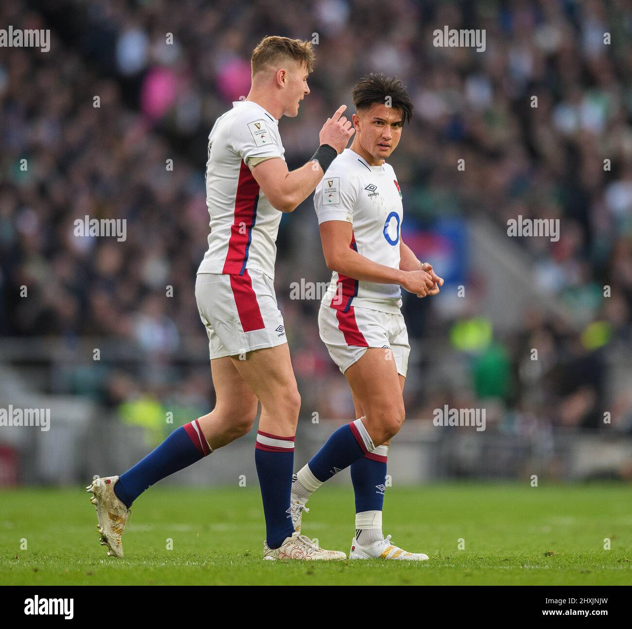 12 mars 2022 - Angleterre / Irlande - Guinness six Nations - Twickenham Stadium Marcus Smith et Alex Dombrandt d'Angleterre pendant le match contre l'Irlande. Crédit photo : © Mark pain / Alamy Live News Banque D'Images