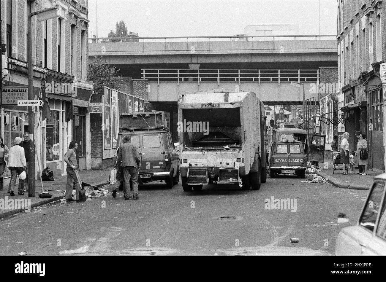 Le nettoyage a commencé dans les rues de Notting Hill après les émeutes de lundi soir après le Carnaval. 31st août 1976. Banque D'Images