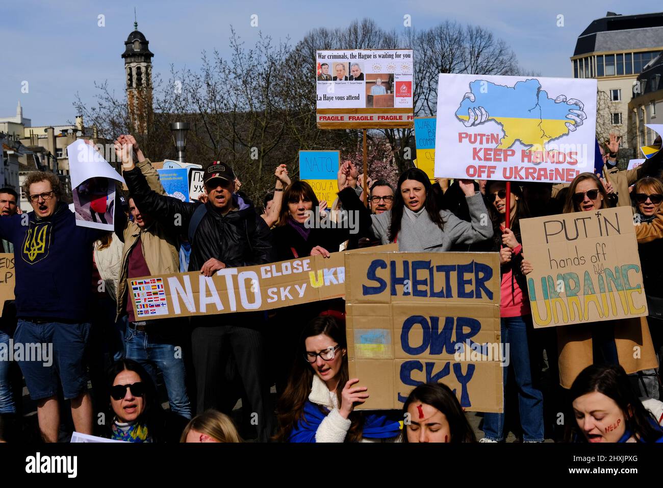 Des partisans ukrainiens protestent contre l'invasion russe de l'Ukraine au Carrefour de l'Europe à Bruxelles, Belgique. 13th mars 2022. Crédit: ALEXANDROS MICHAILIDIS/Alamy Live News Banque D'Images