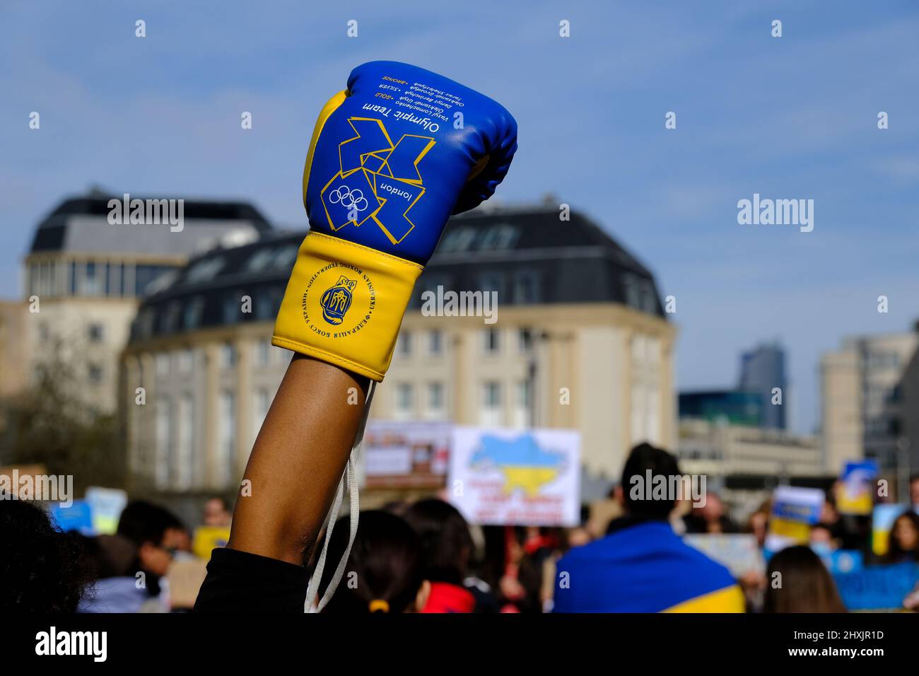 Des partisans ukrainiens protestent contre l'invasion russe de l'Ukraine au Carrefour de l'Europe à Bruxelles, Belgique. 13th mars 2022. Crédit: ALEXANDROS MICHAILIDIS/Alamy Live News Banque D'Images