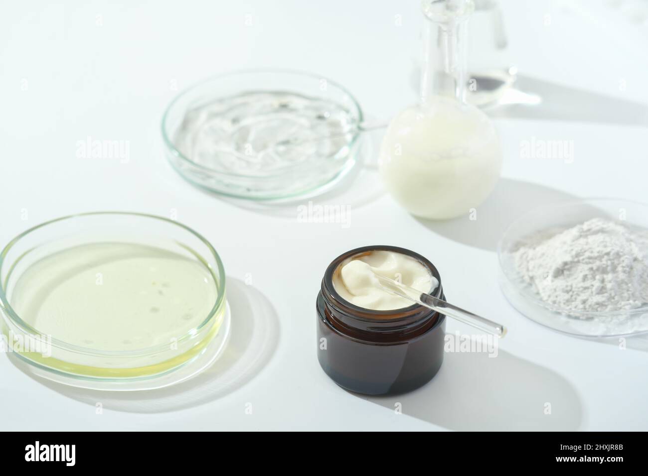boîtes de pétri avec milieu et verrerie sur une table de laboratoire. fermentation, soins de beauté fermentés. contenant avec crème ou solution ou sérum pour Banque D'Images
