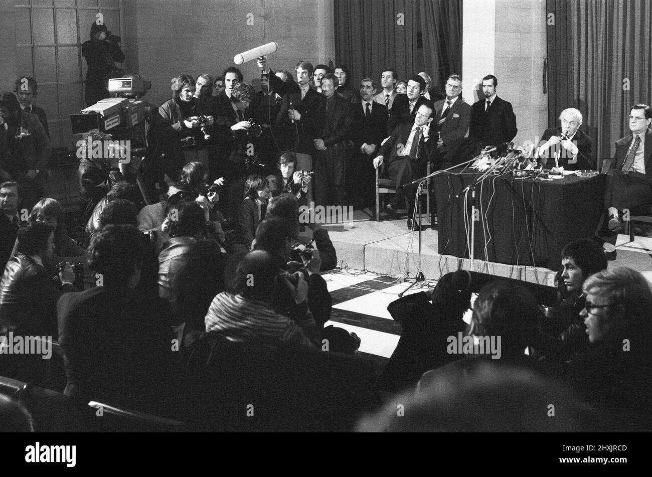 Harold Wilson (1916-1995) annonce sa démission du poste de Premier ministre lors d'une conférence de presse au ministère de la Défense à Londres. Il avait dit plus tôt dans la journée à ses collègues du Cabinet qu'il avait l'intention de démissionner.16th mars 1976 Banque D'Images