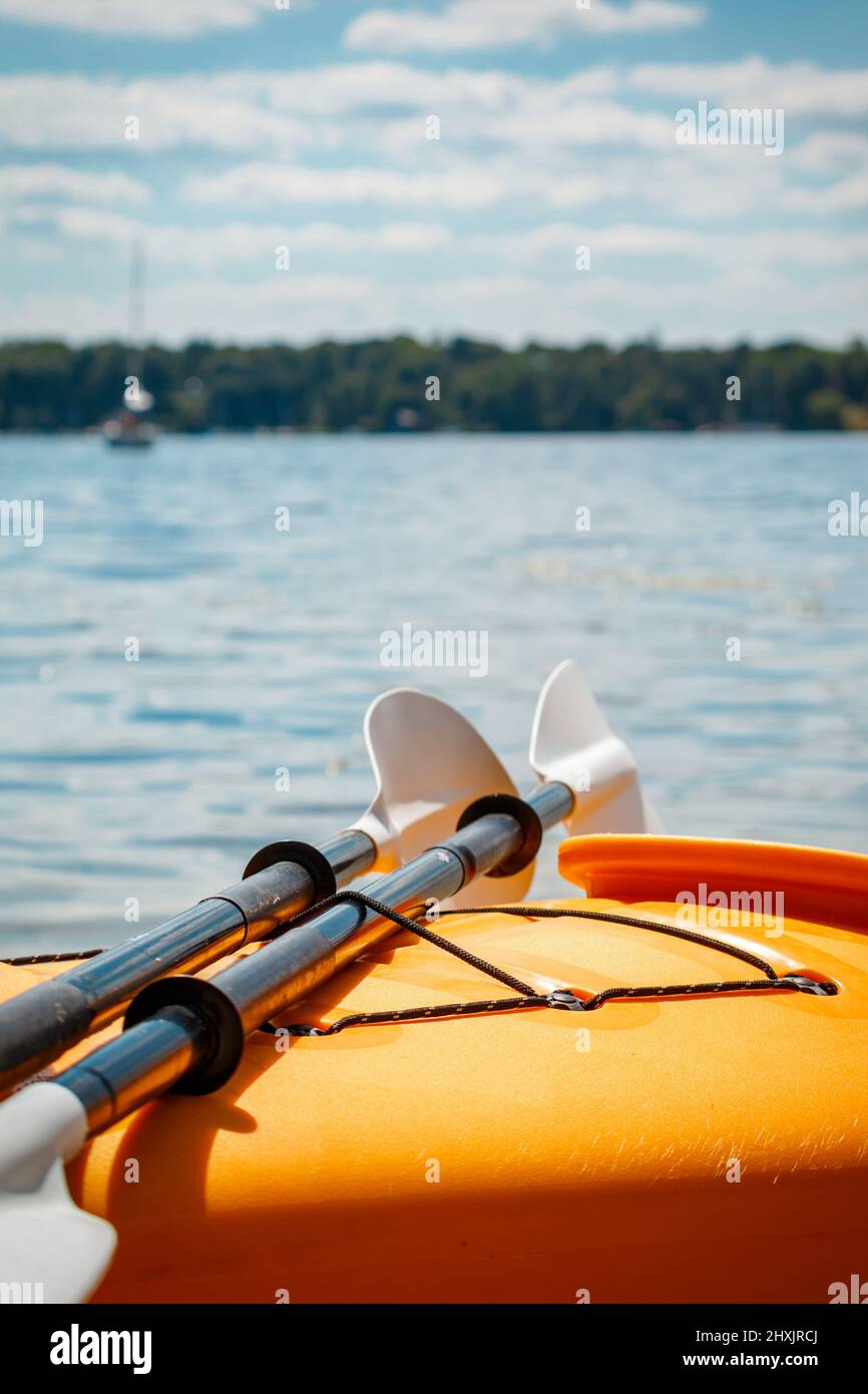 Kayak jaune avec palettes noir et blanc Banque D'Images