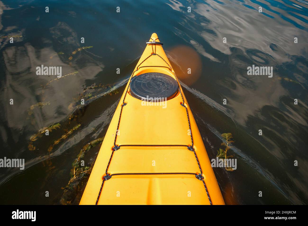 Vue de dessus d'un kayak à trancher dans des eaux calmes Banque D'Images