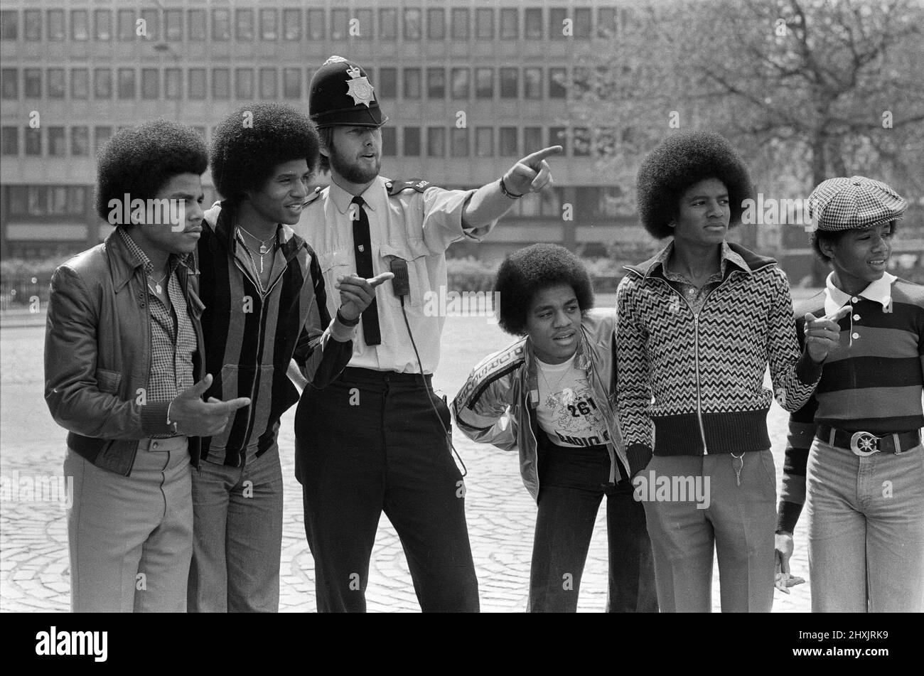 Le groupe pop Jackson 5 photographié à Hyde Park Corner. Il s'agit de Randy, 15, Michael, 18, Jackie, 26, Marlon, 20 et Tito, 23. 19th mai 1977. Banque D'Images