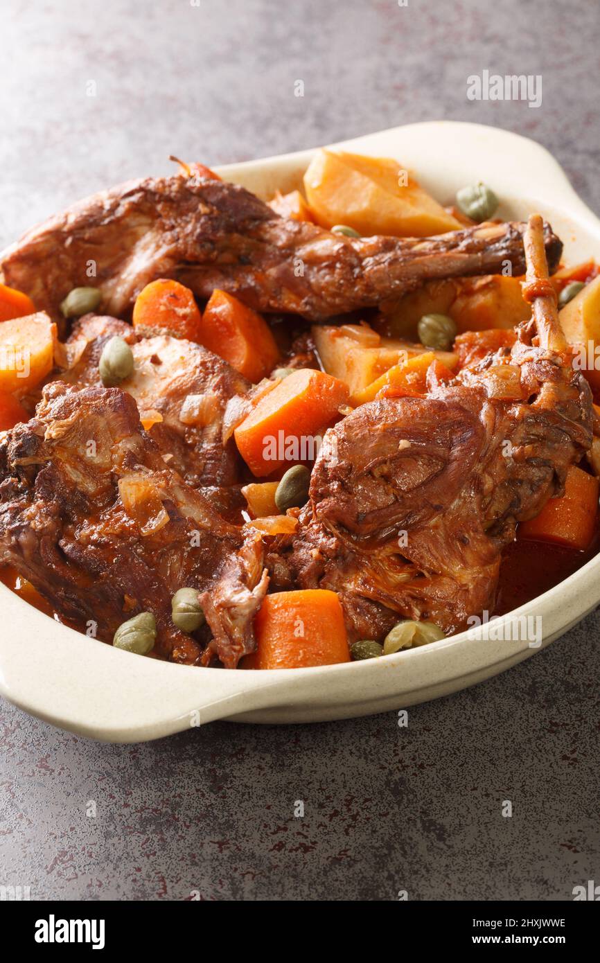 Fenkata est le plat national de Malte, un repas communautaire qui est préparé avec le lapin comme l'étoile de la fête dans la casserole sur la table. Verticale Banque D'Images