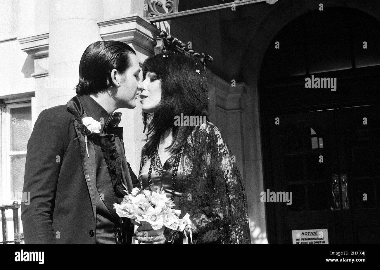 Mariage Punk rock à l'hôtel de ville d'Acton, du frontman damné Dave Vanian, 20 ans, et Laurie Glendon, 20 ans. Après le mariage, ils vont à Hastings pour quelques jours car le marié est au milieu de faire un album. 7th septembre 1977. Banque D'Images