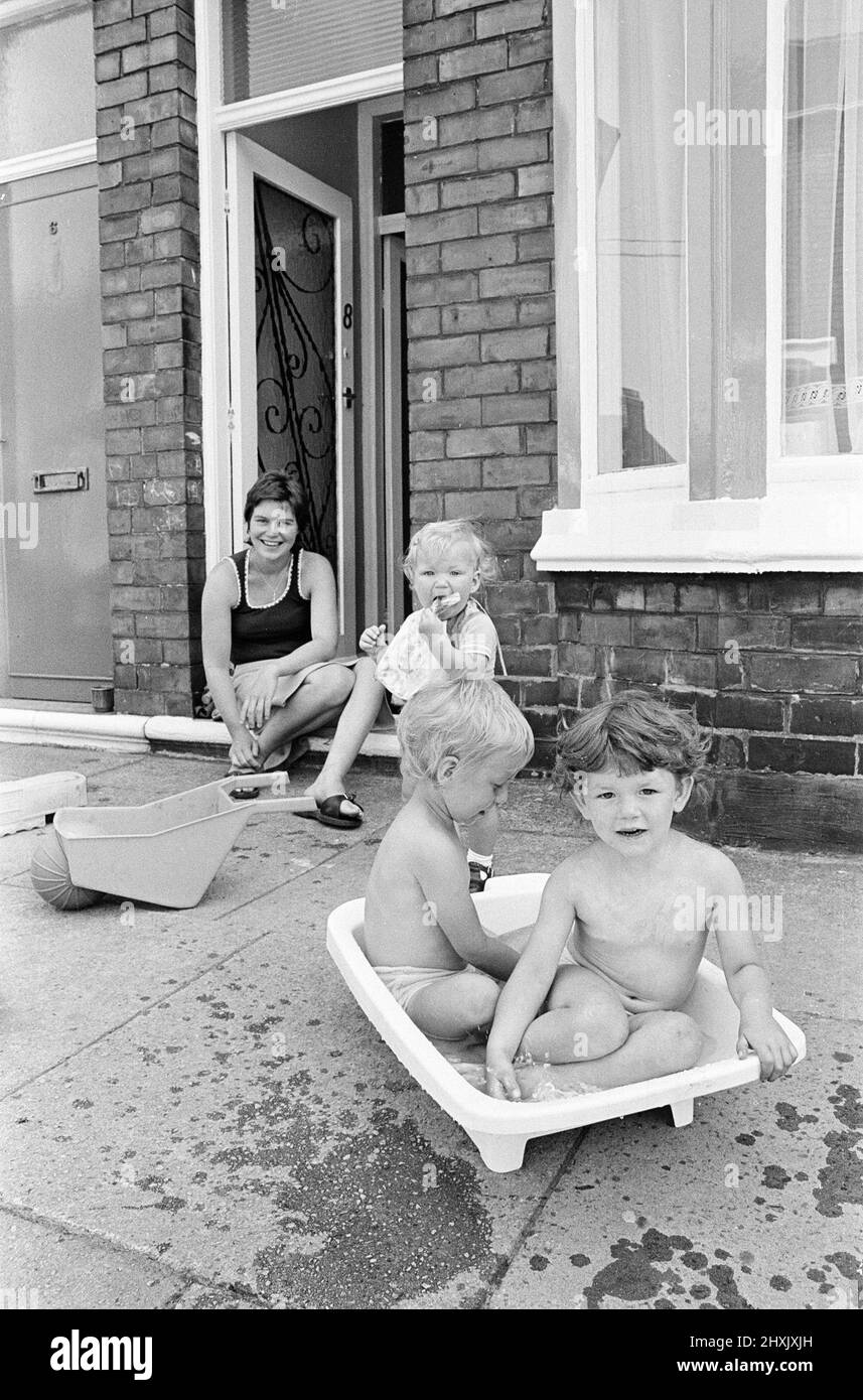 Scènes météorologiques d'été, Middlesbrough, août 1976. Notre image montre ... les enfants gardant au frais de toute façon ils peuvent pendant la vague de chaleur. Banque D'Images