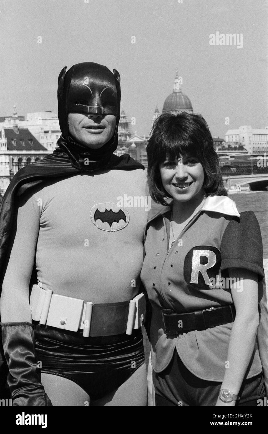 Le célèbre « Batman », alias Adam West, lors de sa visite aérienne à Londres, apparaît exclusivement pour la télévision du week-end de Londres en tant qu'invité sur « scène d'aujourd'hui », le programme hebdomadaire pour les jeunes. Il parle avec le présentateur Sally James de son nouvel ennemi de l'arche « le tickler » et joue son nouveau record de présentation du personnage. 14th mai 1976. Banque D'Images