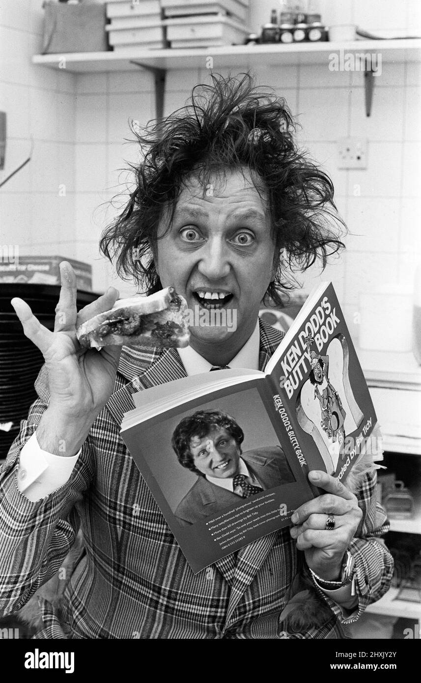 Ken Dodd avec un Jam butty et le livre butty. 15th octobre 1977. Banque D'Images