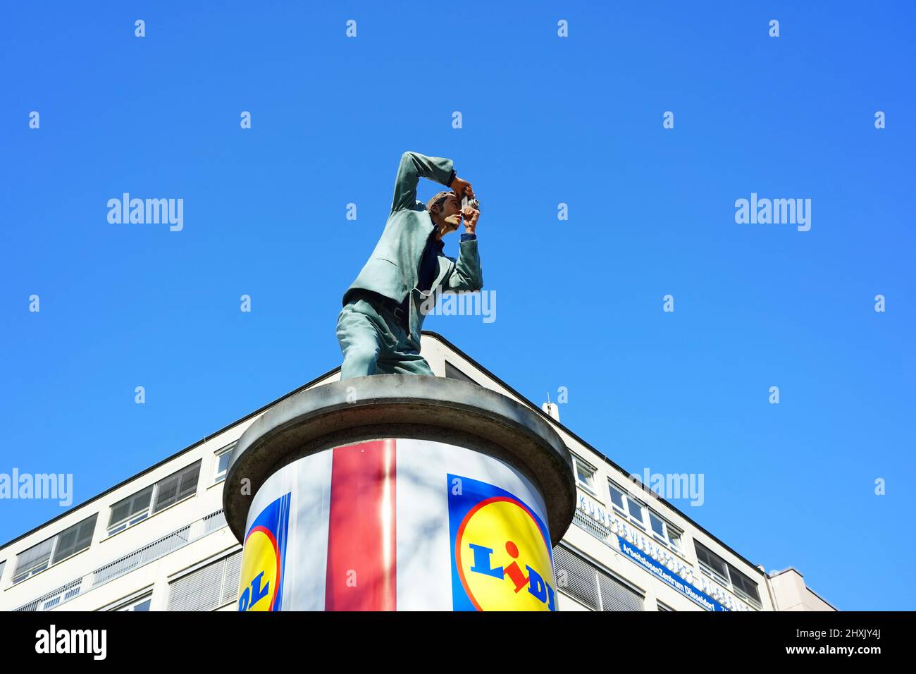 La sculpture d'art moderne 'photographe' de Christoph Pöggeler. Il appartient au projet d'art 'Säulenheilige', qui représente les gens communs. Banque D'Images