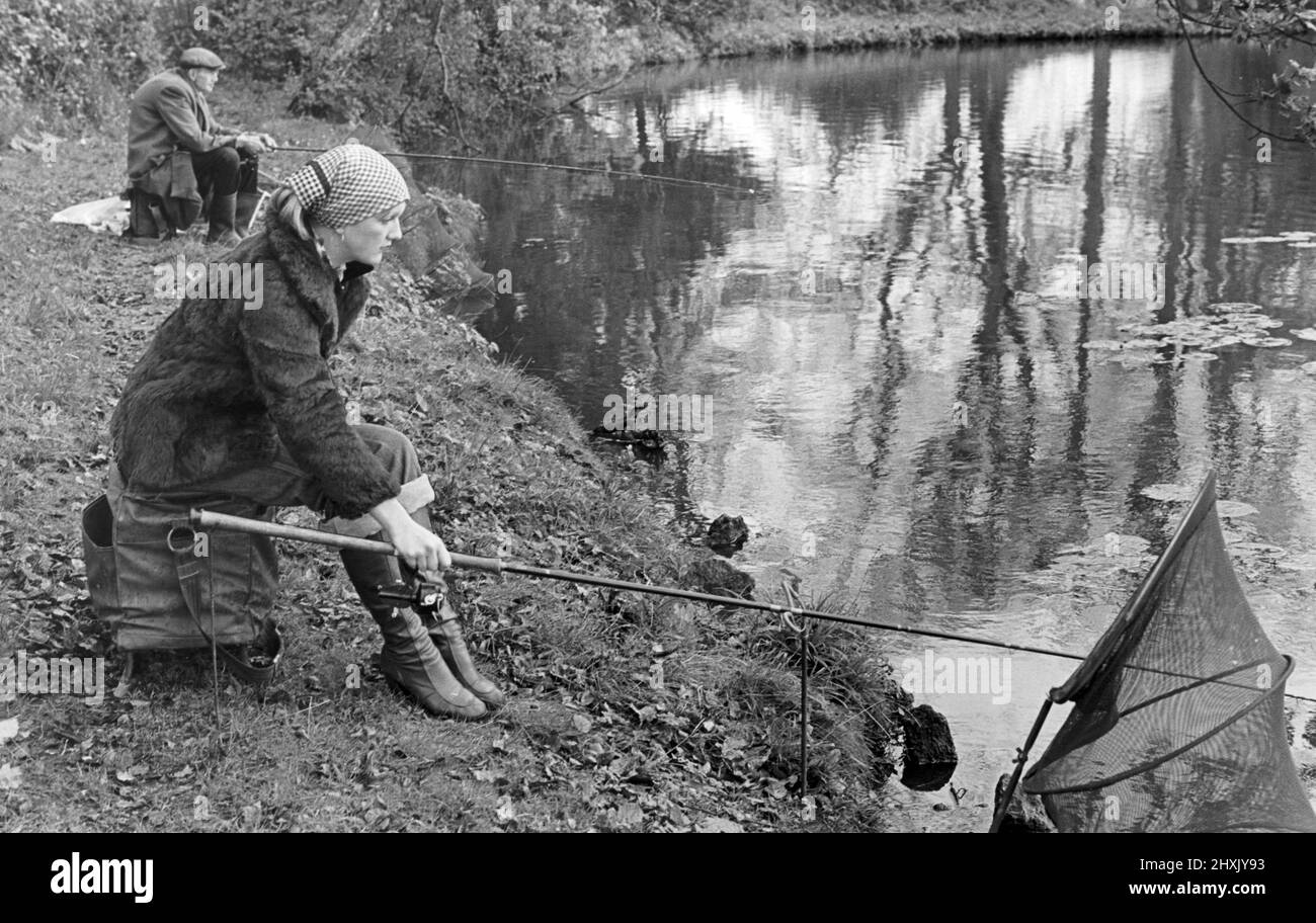 Femme pêcheur à la ligne vu ici sur les rives de la rivière Trent. 22nd novembre 1977 Banque D'Images