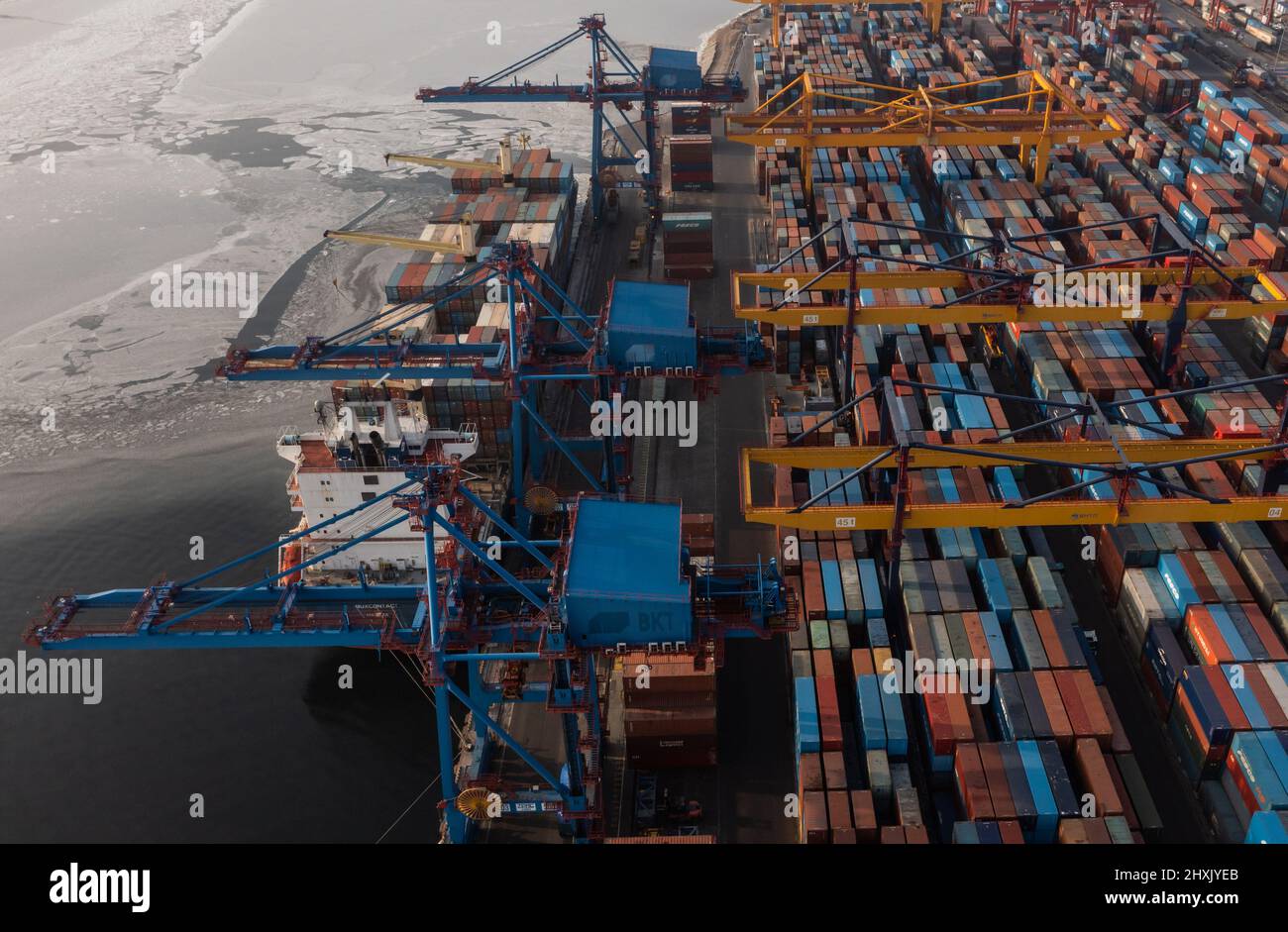 Vladivostok, Russie - 26 janvier 2022 : Vue de dessus du terminal des conteneurs du port maritime.En hiver, un bateau à conteneurs est en train de charger à l'embarcadère. Banque D'Images