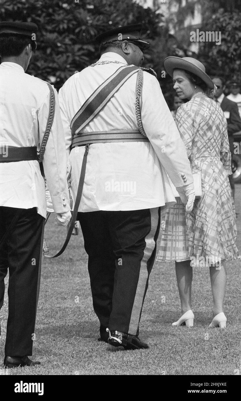 La reine Elizabeth II a été vue ici à Tonga avec le roi Taufa'ahau Tupou IV des Tonga lors de sa tournée du Jubilé d'argent en Australie et en extrême-Orient. 14th février 1977. Banque D'Images