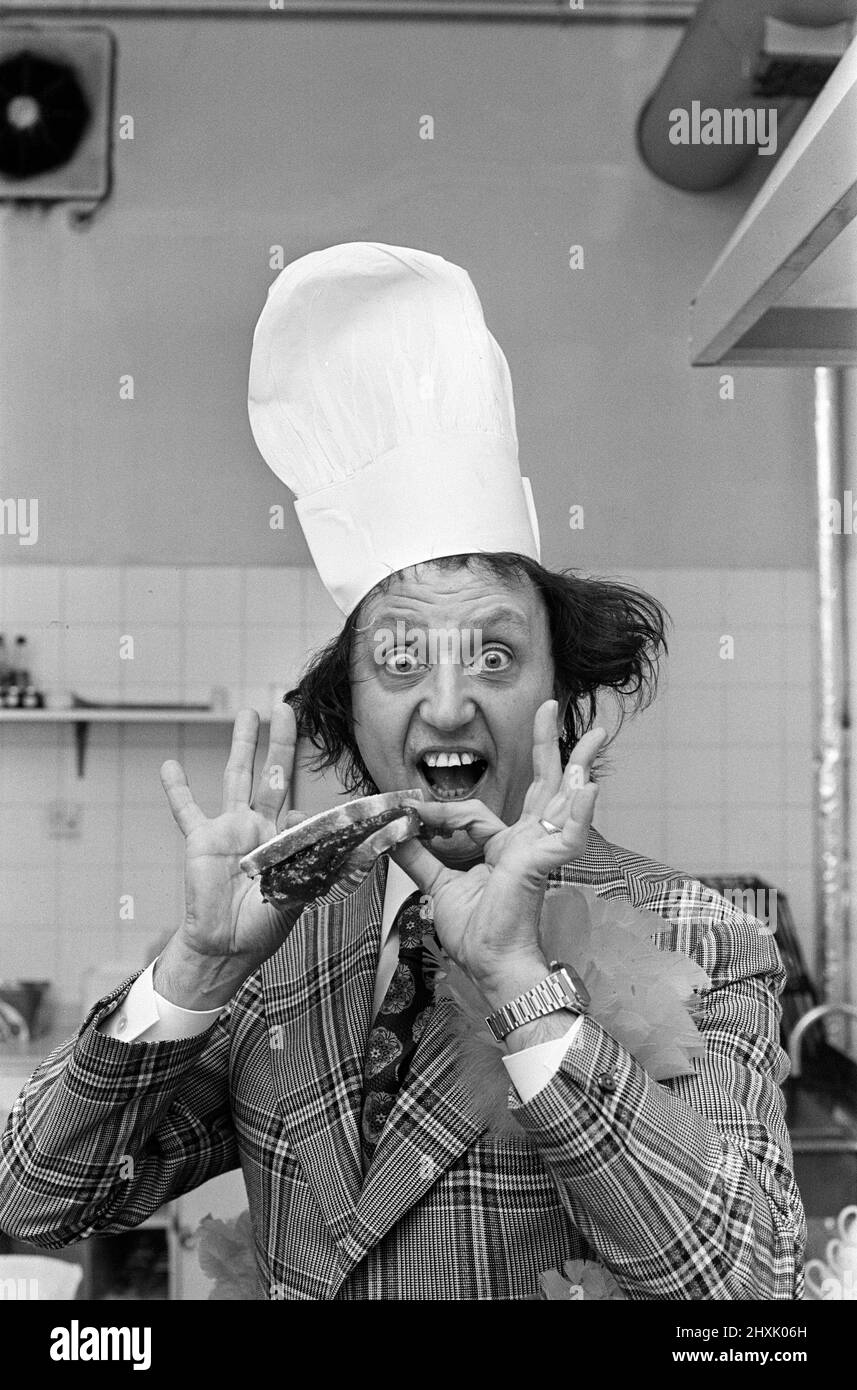 Ken Dodd avec un Jam butty et le livre butty. 15th octobre 1977. Banque D'Images