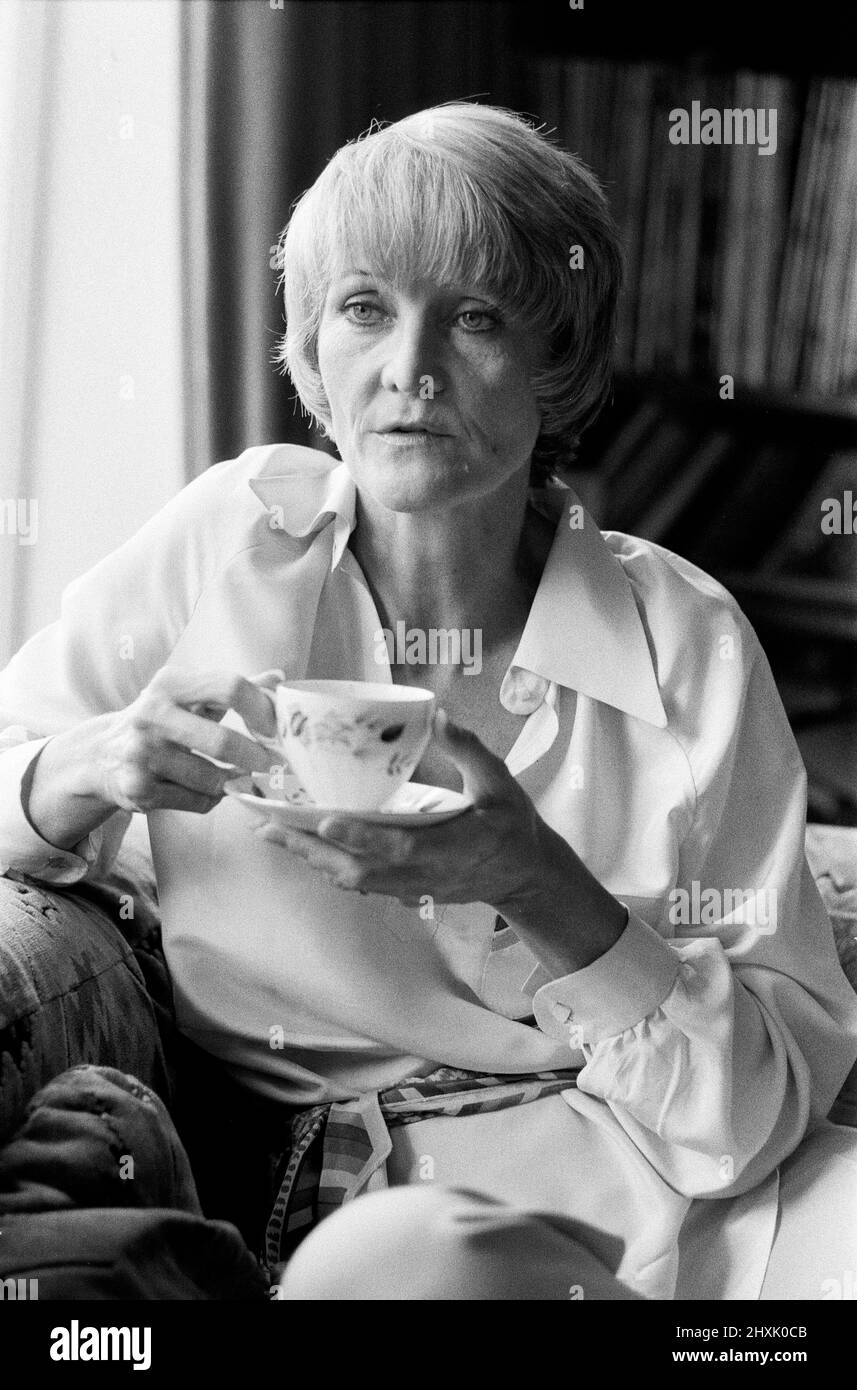 Sheila Hancock photographiée chez elle à Chiswick. 1st octobre 1976. Banque D'Images