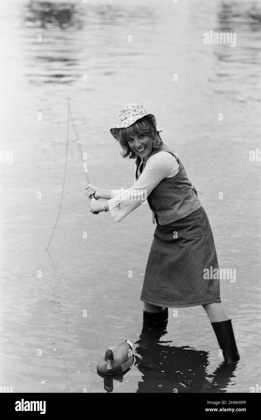 Maintenant que la série actuelle de 'c'est la vie' est arrivée à la fin, la star du spectacle Esther Rantzen trouve le temps pour la bonne vie - c'est la pêche. Esther peut souvent être trouvé sur les rives de la Tamise à Middlesex passant quelques heures calmes. 30th mai 1977. Banque D'Images