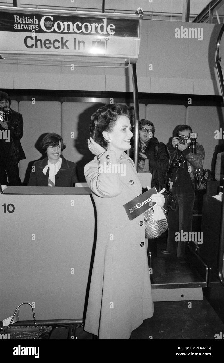 Vols commerciaux inauguraux du supersonic Airliner Concorde le 21st janvier 1976, sept ans après son vol d'essai inaugural. Un vol British Airways partant de l'aéroport de Heathrow, Londres vers Bahreïn au Moyen-Orient, tandis que l'autre, un vol Air France, a pris simultanément son décollage à 11,40 heures de l'aéroport d'Orly, Paris pour Rio de Janeiro via Dakar, Sénégal. La photo montre: La duchesse d'Argyle tenant son billet. 21st janvier 1976. Banque D'Images