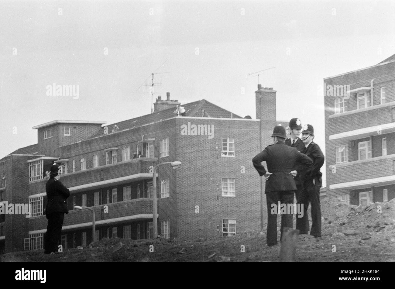 Bataille de Lewisham, sud de Londres, samedi 13th août 1977. Le rassemblement du Front national de New Cross à Lewisham est perturbé par des contre-manifestations et conduit à des affrontements violents avec les policiers et les manifestants anti-racisme. Sur la photo, les agents de police patrouillent dans le domaine du logement. Banque D'Images