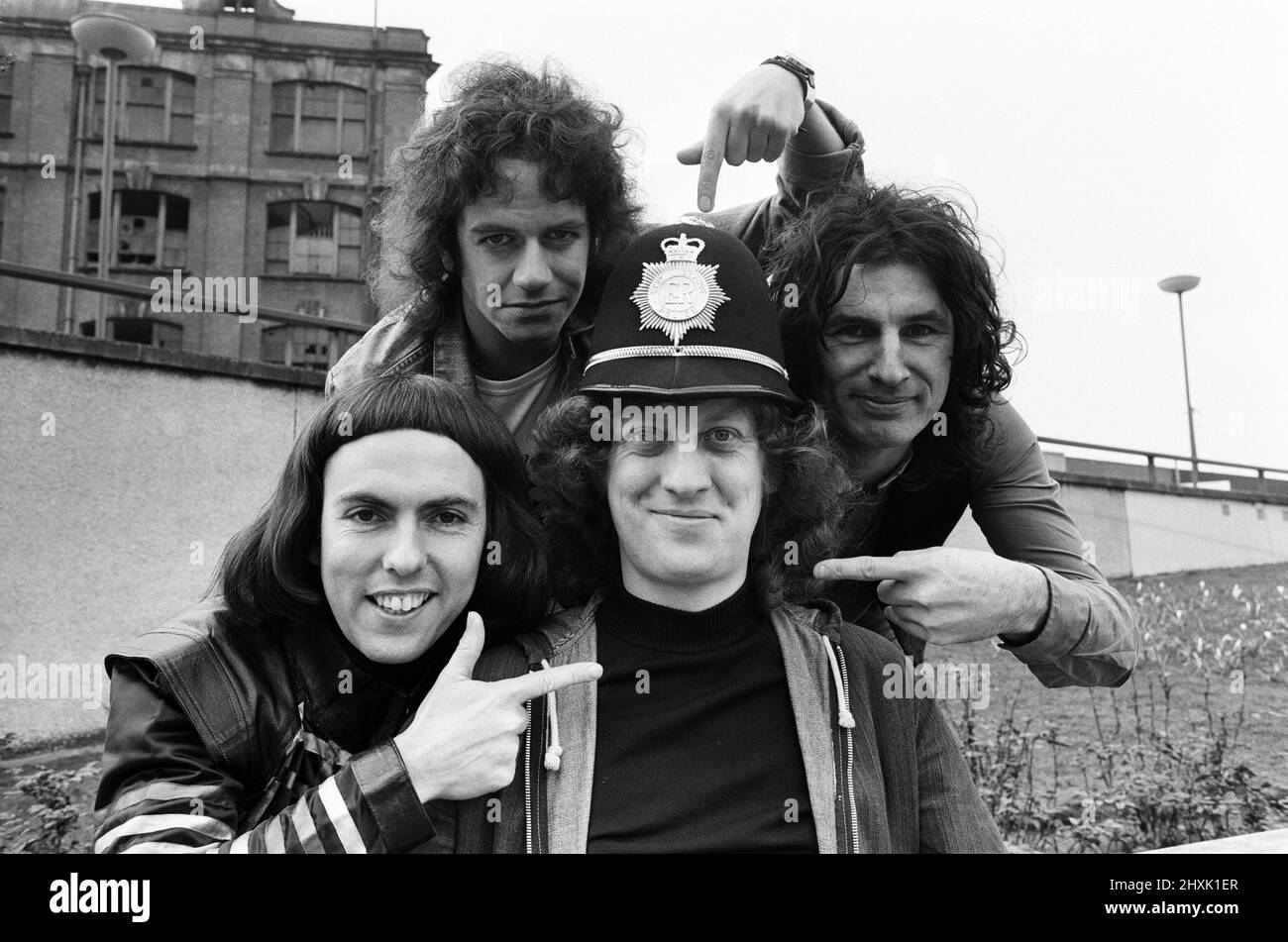 Groupe de rock glam Slade posant pour des photos au centre-ville de Birmingham. 25th mars 1977. Banque D'Images