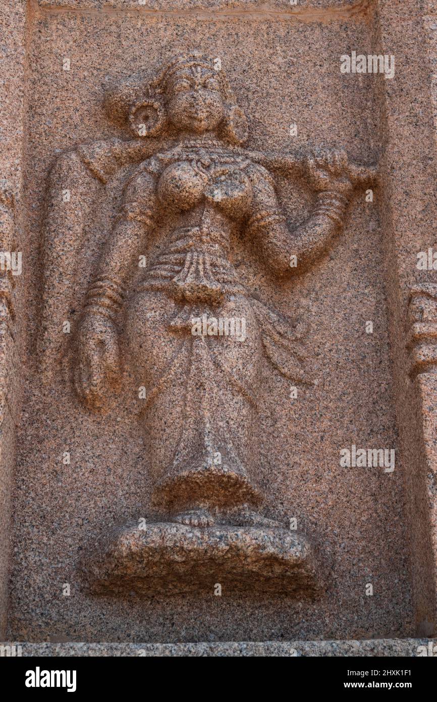 Vue rapprochée de la femme avec des peintures murales de bas-relief sur le mur du temple de Hazara Rama, Hampi, Karnataka, Inde-février 01,2022 Banque D'Images