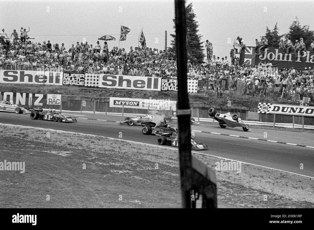 James Hunt (à l'extrême droite de la McLaren Texeco) se bloque mais