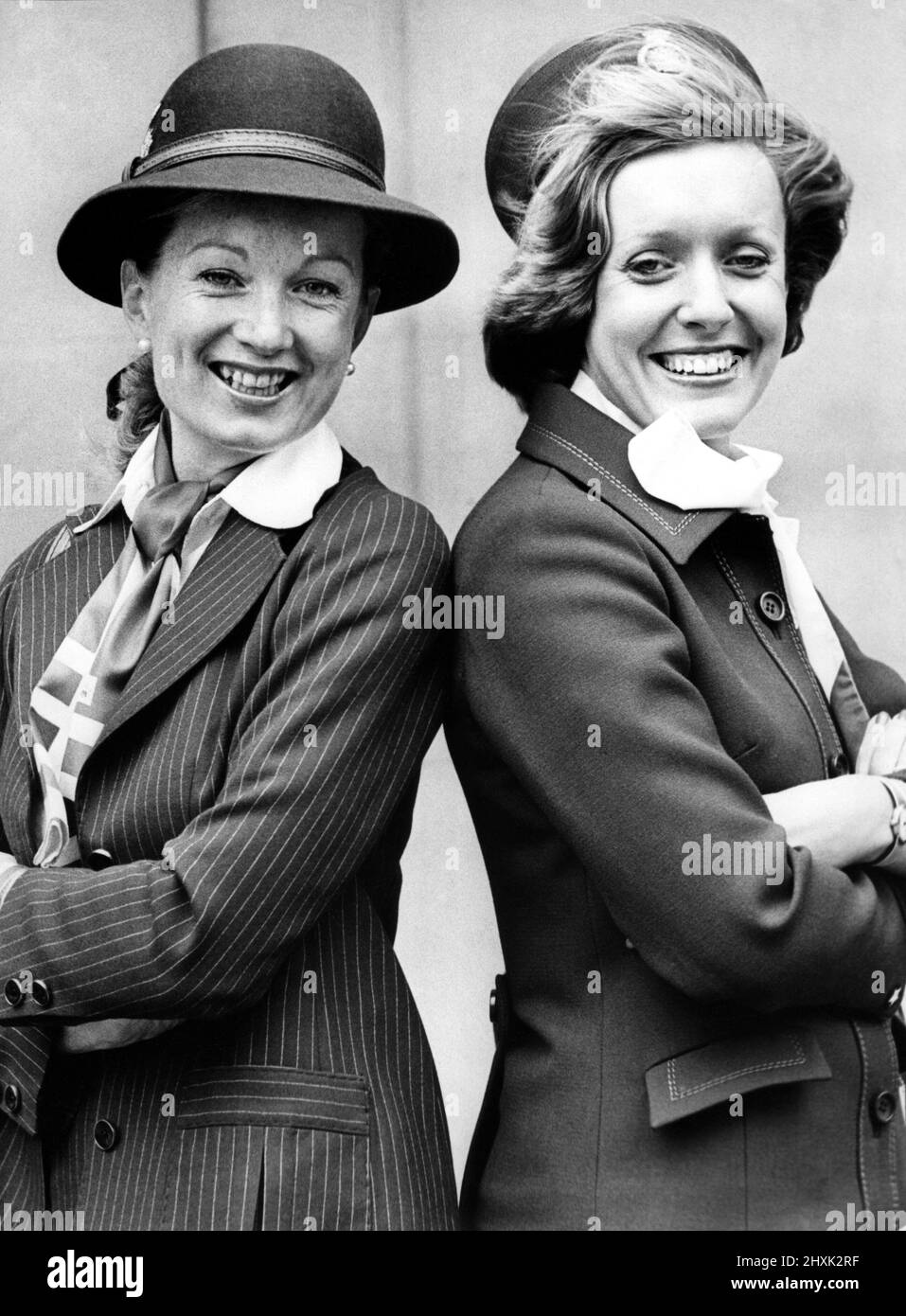 Les hôtesses de British Airways Margaret Delaney (à gauche) et Jane Swanson faisaient partie d'une équipe qui cherchait à recruter de nouveaux stewards et hôtesses de Newcastle. Jane, âgée de 26 ans, dont les parents vivent à Jesmond Park East, Newcastle, portait l'ancien uniforme de British Airways, tandis que Margaret portait le dernier uniforme de Baccarat qui devait être délivré en 1978. 19/08/1977 Banque D'Images