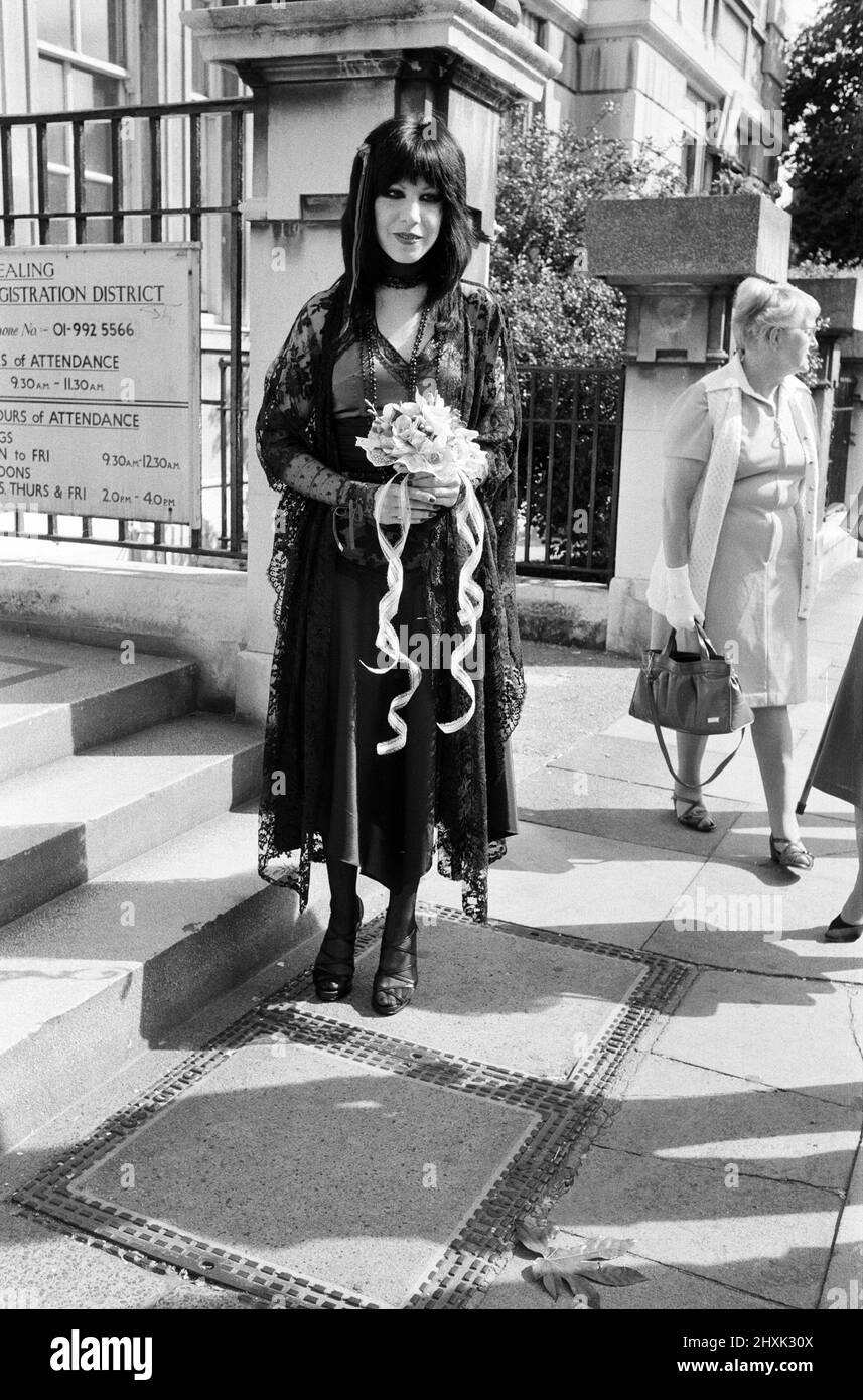 Mariage Punk rock à l'hôtel de ville d'Acton, du frontman damné Dave Vanian, 20 ans, et Laurie Glendon, 20 ans. Après le mariage, ils vont à Hastings pour quelques jours car le marié est au milieu de faire un album. 7th septembre 1977. Banque D'Images