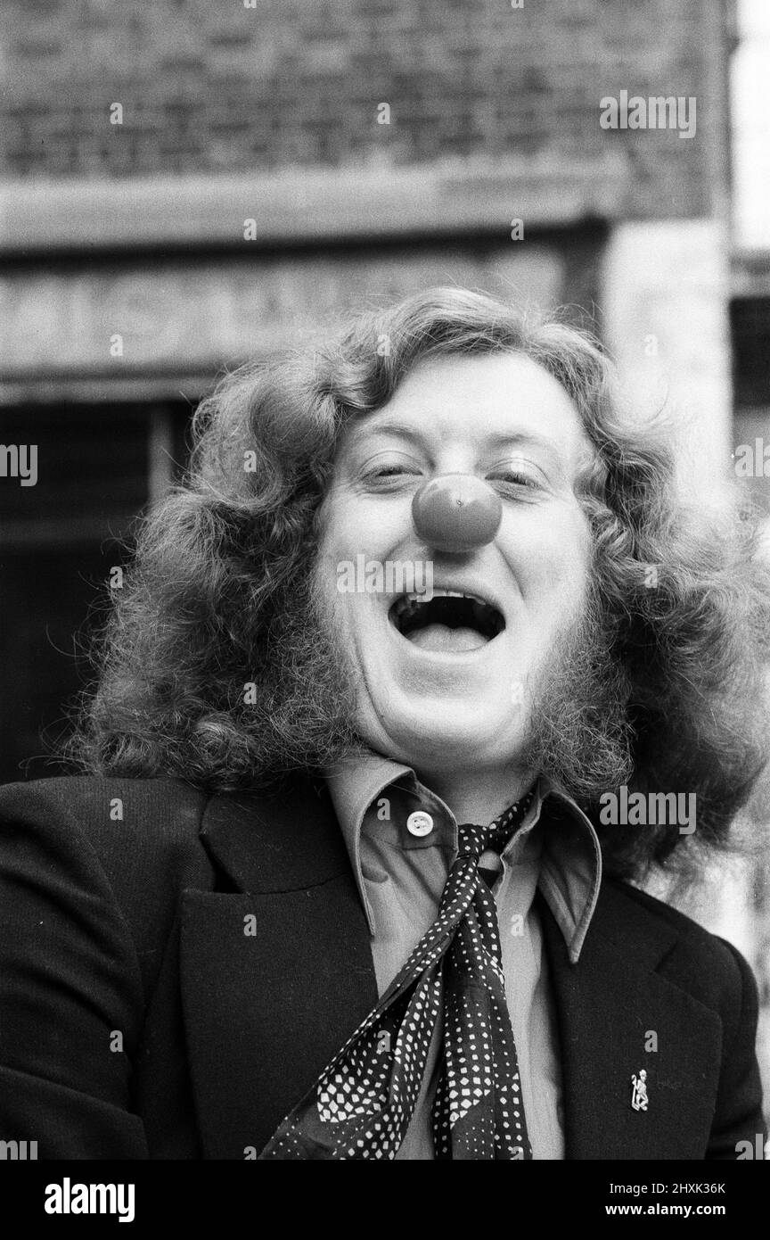 Le chanteur principal de Slade, Noddy Holder, a été plein de rires à Londres pour jeudi (avril Fools Day) lui et le groupe célèbrent ensemble 10 ans, ce qui coïncide avec la sortie de leur album et single appelé 'Nobody's Fool'. Il porte son nez rouge qu'il voit porter sur la manche de leur nouveau record. 30th mars 1976. Banque D'Images