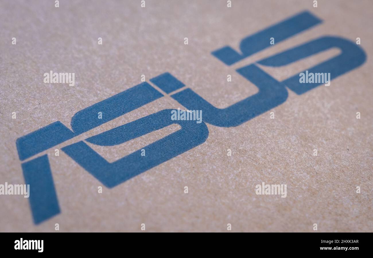 Galloway, Écosse - décembre 28th 2021 : logo ASUS sur une boîte en carton pour ordinateur portable Banque D'Images