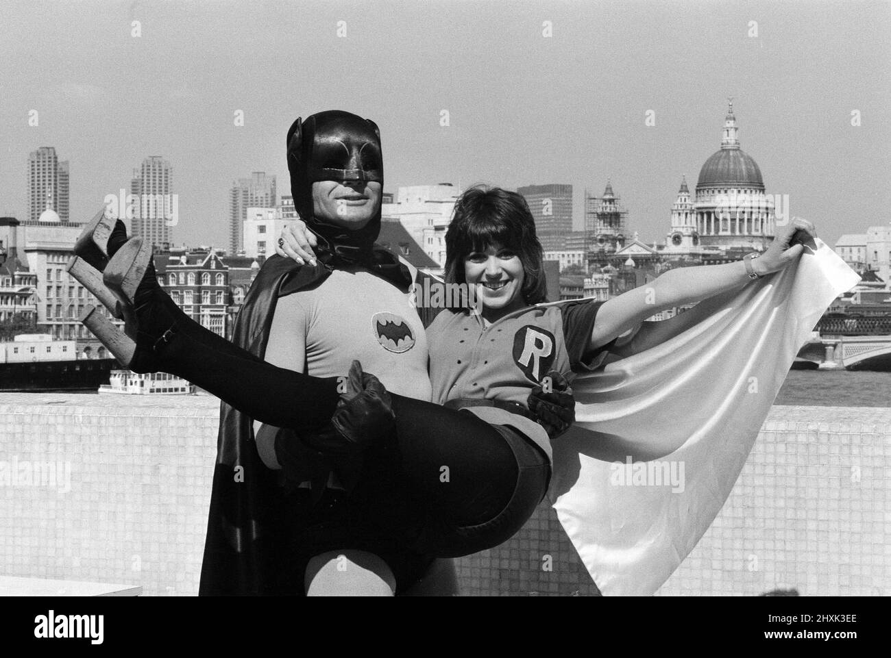 Le célèbre « Batman », alias Adam West, lors de sa visite aérienne à Londres, apparaît exclusivement pour la télévision du week-end de Londres en tant qu'invité sur « scène d'aujourd'hui », le programme hebdomadaire pour les jeunes. Il parle avec le présentateur Sally James de son nouvel ennemi de l'arche « le tickler » et joue son nouveau record de présentation du personnage. 14th mai 1976. Banque D'Images
