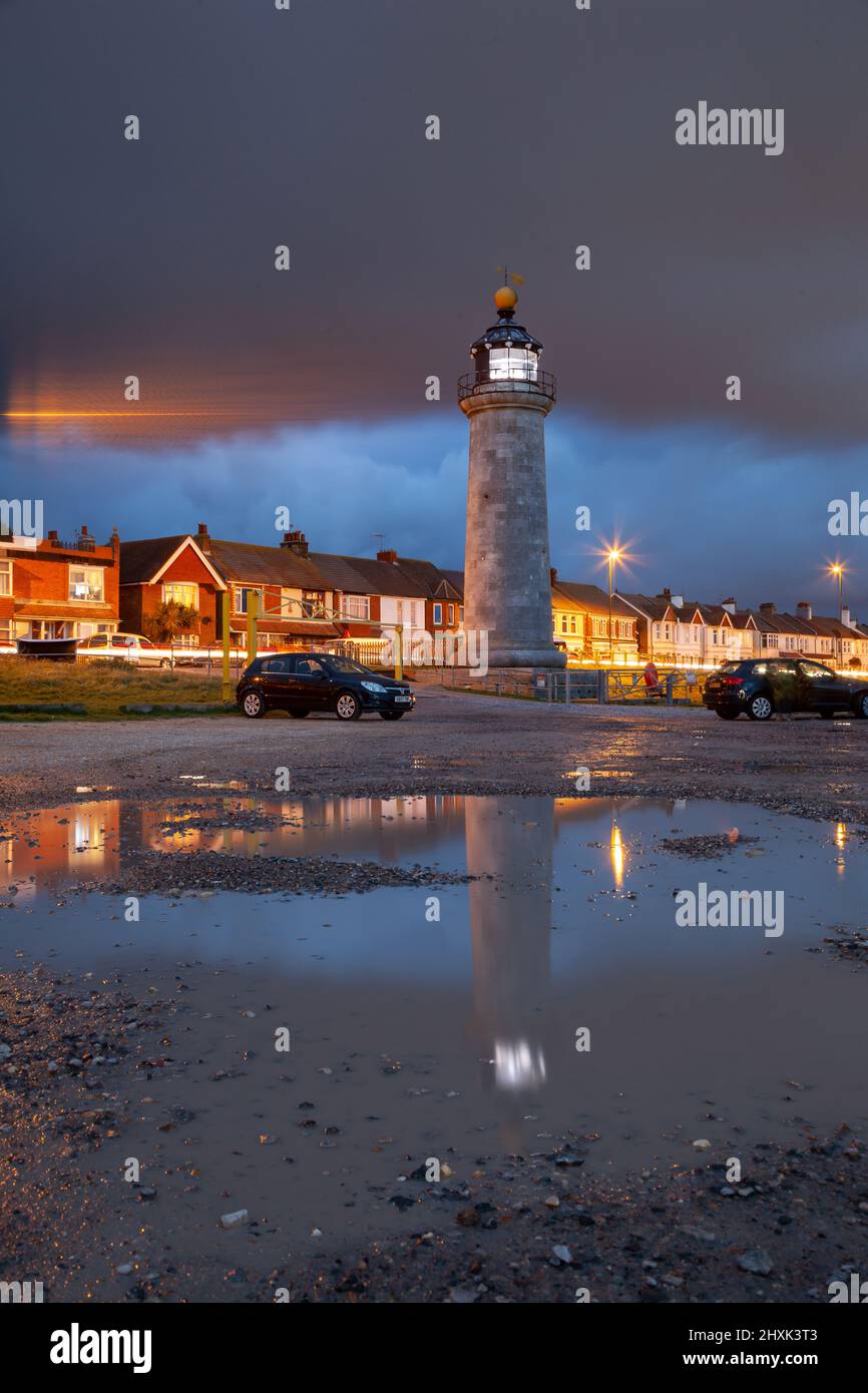 La nuit tombe au phare de Kingston à Shoreham-by-Sea, West Sussex, Angleterre. Banque D'Images