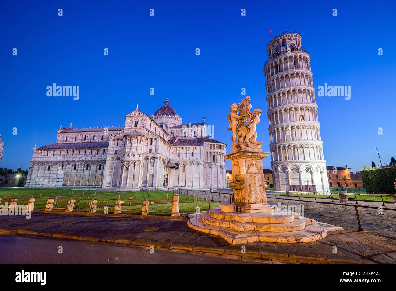 PISE, ITALIE - 17 DÉCEMBRE 2021 : la Tour de Pise sur la place des miracles au crépuscule. Banque D'Images