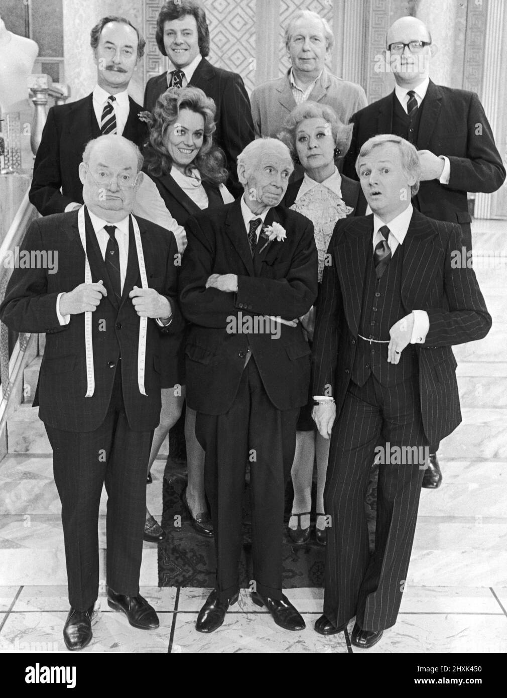 Programme télévisé « êtes-vous servi » - des acteurs du spectacle comique dans le département des vêtements pour hommes et des femmes de Grace Brothers Department Store avril 1976. Rangée du haut - de gauche à droite Capitaine Peacock ( Frank Thornton ) MR Lucas ( Trevor Banister ), MR Harmon ( Arthur English ) MR Rumbold ( Nicholas Smith ) rangée du milieu - de gauche à droite Mlle Brahms ( Wendy Richard ) Mme Slocombe ( Mollie Sugden) Rangée inférieure - de gauche à droite M. Grainger ( Arthur Brough ), Young M. Grace ( Harold Bennett ) M. Humphries ( John Inman ) Banque D'Images