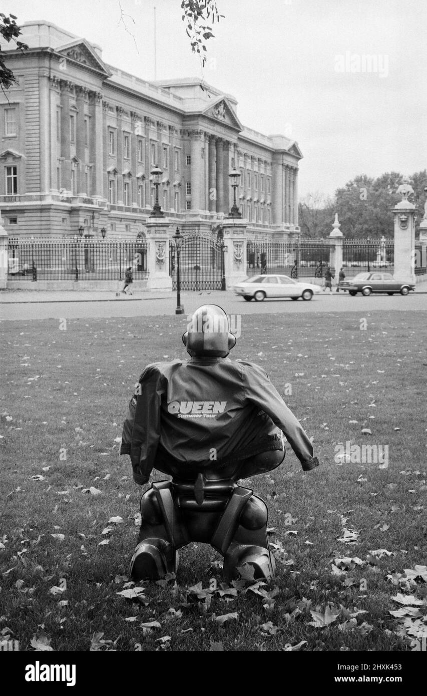 Un robot, fourni par EMI Records, qui les utilisait sur la couverture du dernier album de 'Queen' en regardant Buckingham Palace, la maison de l'autre reine. 2nd novembre 1977. Banque D'Images