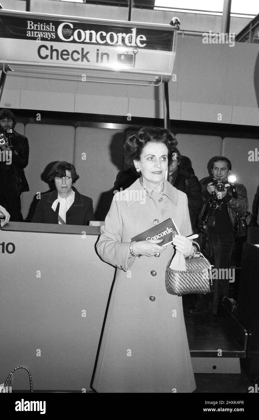 Vols commerciaux inauguraux du supersonic Airliner Concorde le 21st janvier 1976, sept ans après son vol d'essai inaugural. Un vol British Airways partant de l'aéroport de Heathrow, Londres vers Bahreïn au Moyen-Orient, tandis que l'autre, un vol Air France, a pris simultanément son décollage à 11,40 heures de l'aéroport d'Orly, Paris pour Rio de Janeiro via Dakar, Sénégal. La photo montre: La duchesse d'Argyle tenant son billet. 21st janvier 1976. Banque D'Images
