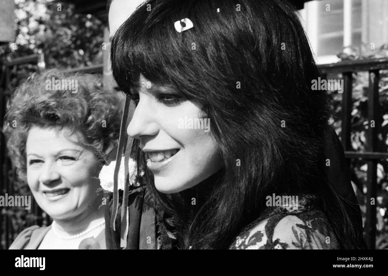 Mariage Punk rock à l'hôtel de ville d'Acton, du frontman damné Dave Vanian, 20 ans, et Laurie Glendon, 20 ans. Après le mariage, ils vont à Hastings pour quelques jours car le marié est au milieu de faire un album. 7th septembre 1977. Banque D'Images