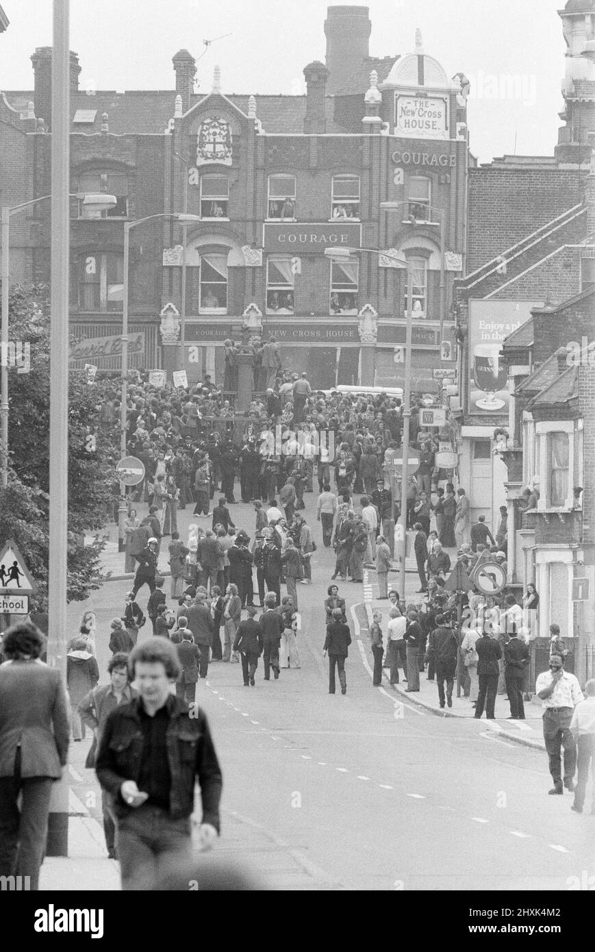 Bataille de Lewisham, sud de Londres, samedi 13th août 1977. Le rassemblement du Front national de New Cross à Lewisham est perturbé par des contre-manifestations et conduit à des affrontements violents avec les policiers et les manifestants anti-racisme. Banque D'Images