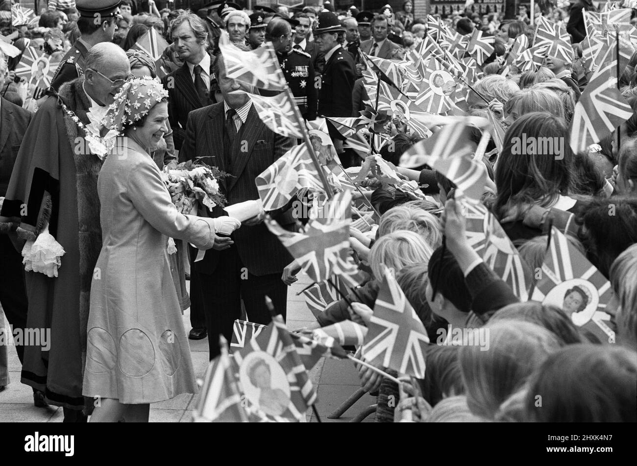 La reine Elizabeth II lors de sa visite à Solihull, dans les Midlands de l'Ouest, pour sa tournée du Jubilé d'argent. La Reine sur une promenade à pied dans la place Mell, Solihull. Derrière elle se trouve le maire de la ville, la conseillère Norman Green. 27th juillet 1977. Banque D'Images