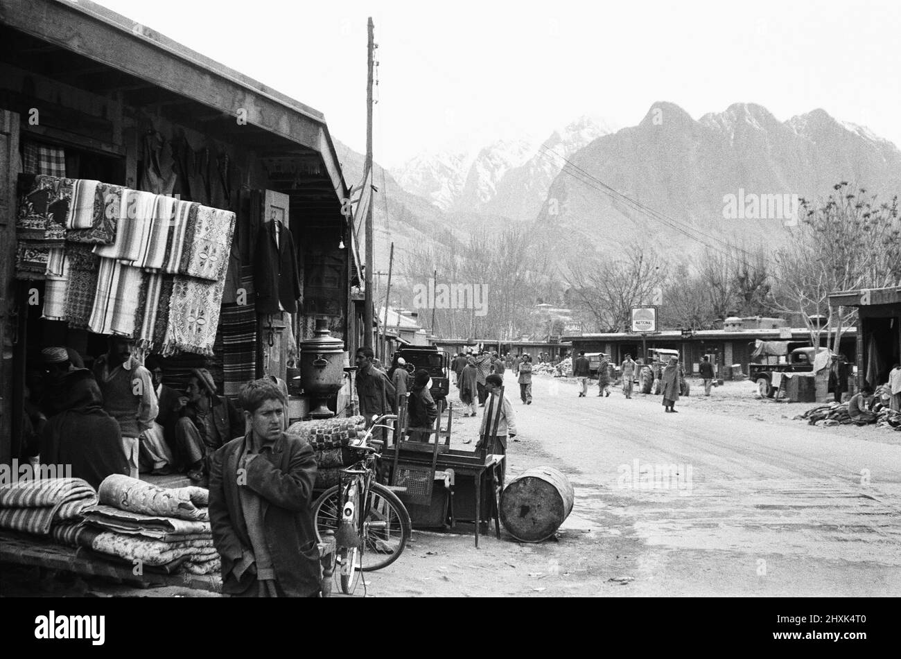 La ville de Darra Adam Khel, située au Pakistan au sud de Peshawar et près de la frontière afghane, Darra Adam Khel (ou tout simplement Darra, pour résumer) est, comme la ville sauvage de l'Ouest du 19th siècle.il n'y a qu'une route principale à Darra et il est rempli, de chaque côté, avec des magasins à rampe. Les magasins vendent des pistolets de toutes marques et tailles. Mais ces armes aren¿ importées par certains marchand d'armes ombragées, elles sont faites par le peuple de Darra en utilisant seulement ¿d outils et une petite perceuse¿les hommes de Darra créent des répliques illégales d'armes à feu toute la journée, chaque jour. Les compétences en fabrication d’armes à feu sont transmises de génératio Banque D'Images