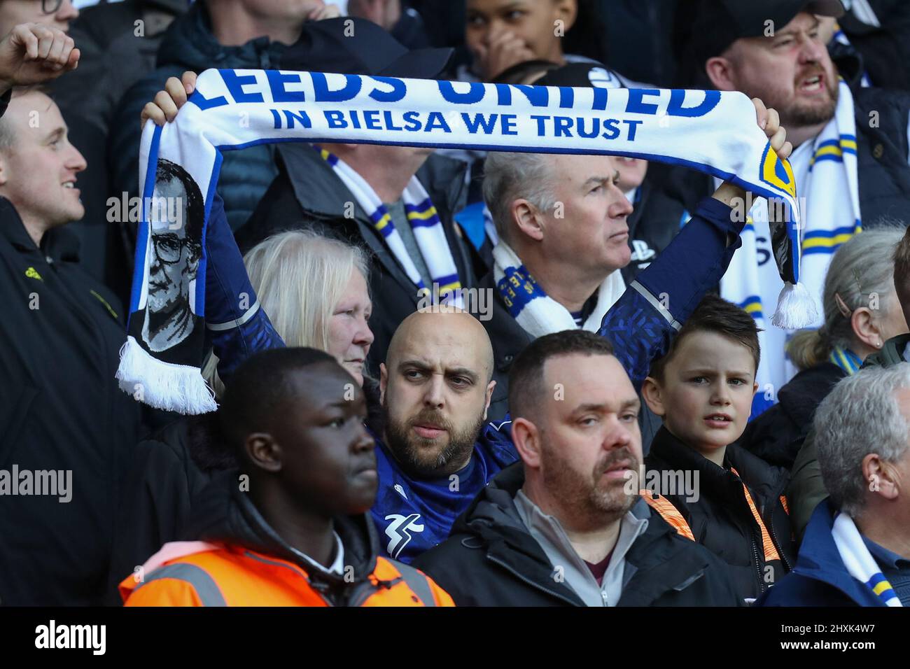 Football supporter holds up scarf Banque de photographies et d'images à  haute résolution - Alamy
