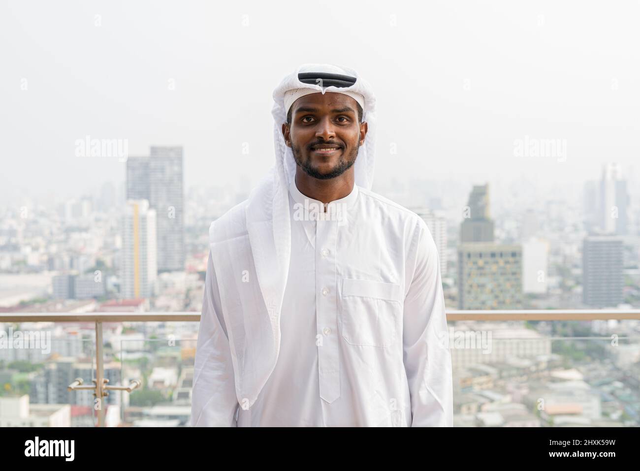 Portrait d'un jeune Africain musulman portant des vêtements religieux et un foulard Banque D'Images