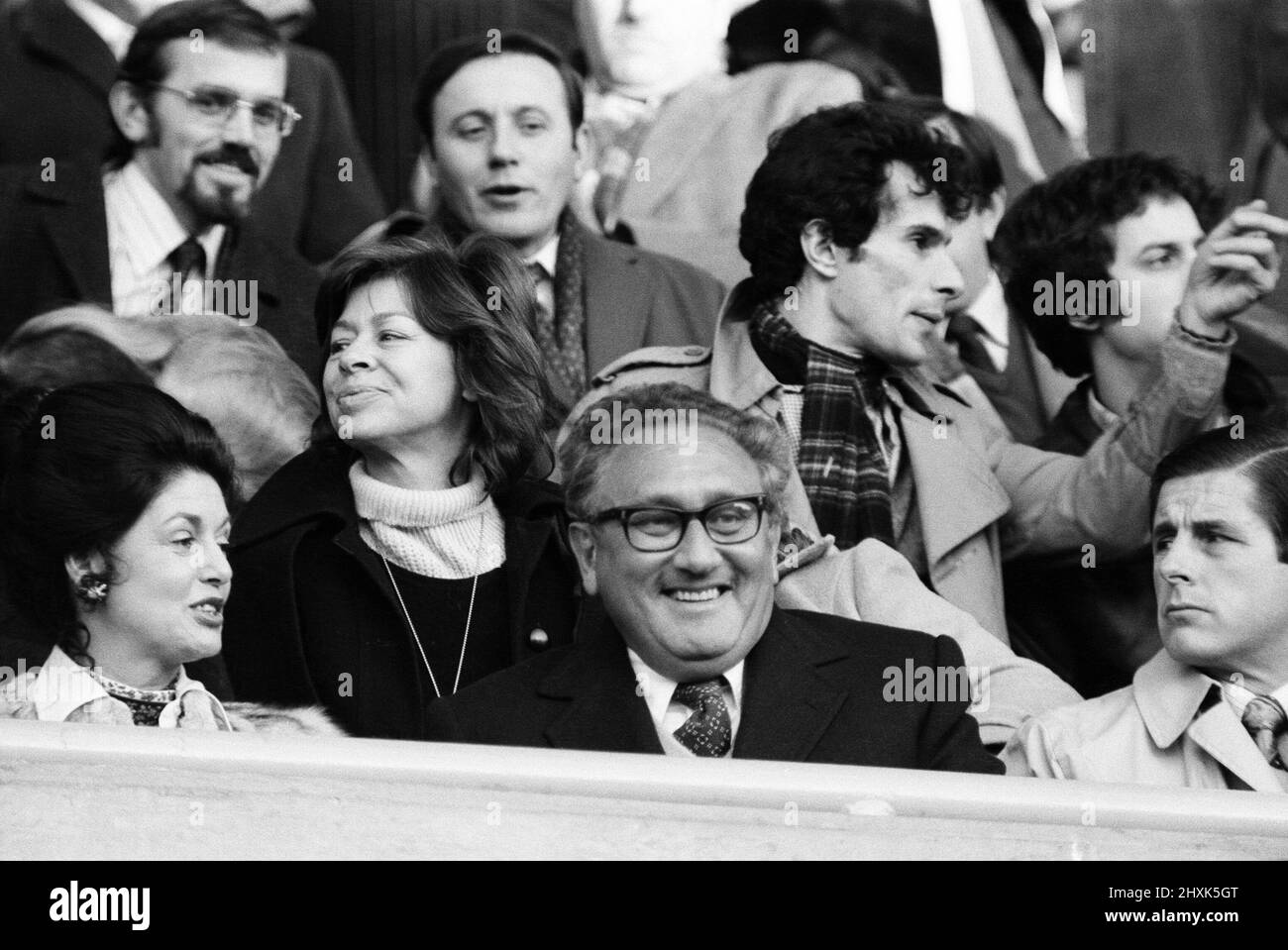 Henry Kissinger regardant un match de football. Chelsea et Wolverhampton Wanderers. Ligue Division deux. Stamford Bridge, Londres. Note finale 3 - 3. 11th décembre 1976. Banque D'Images