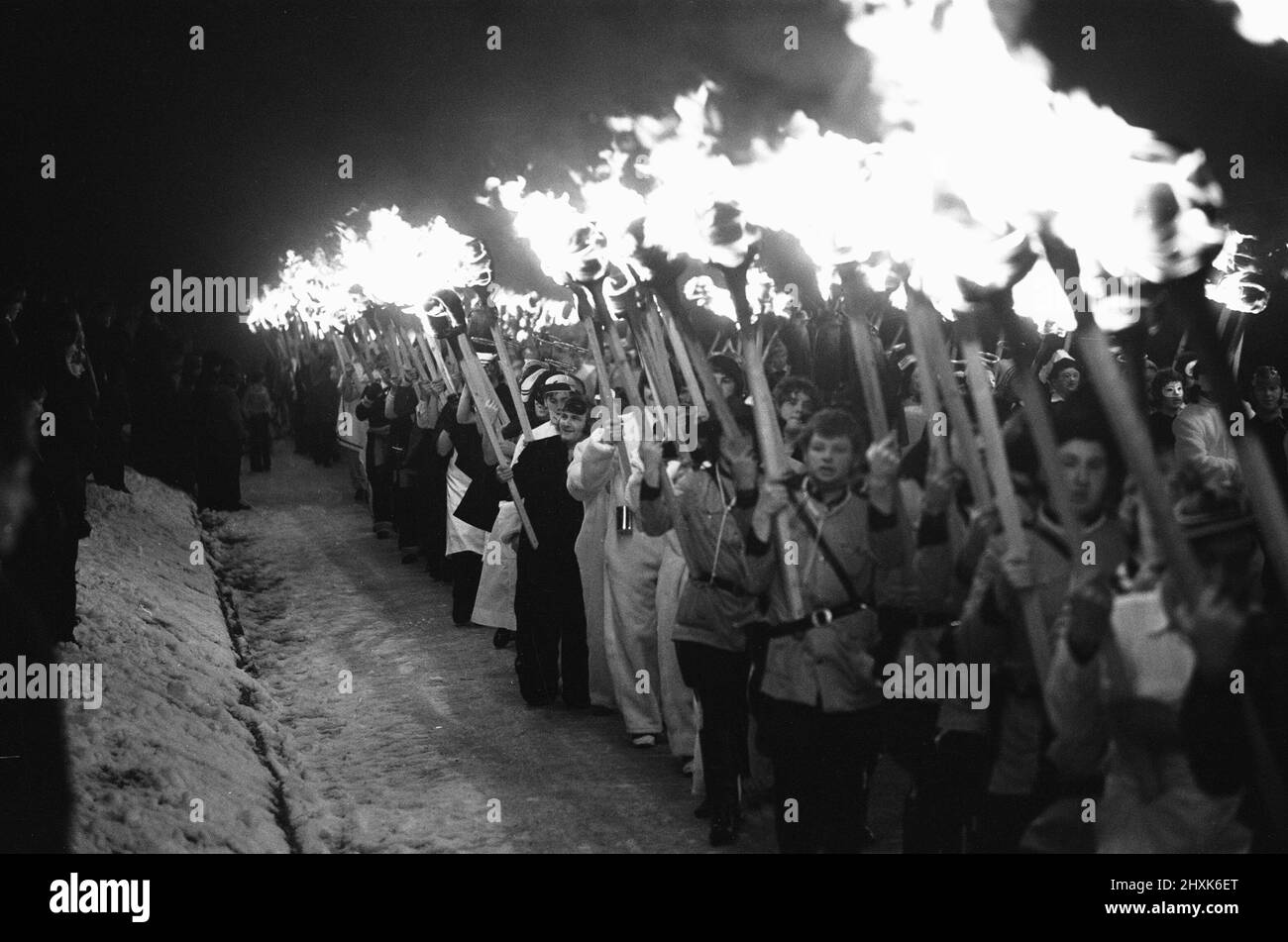 Lerwick Up le festival Helly AA est une tradition qui a vu le jour en 1880s. Depuis, le festival a été une manifestation annuelle dans le calendrier Shetland. Nos spectacles photo. La procession Up Helly AA. Après la tombée de la nuit, la réplique du long navire Viking galley est glissée dans les rues de la ville dans une procession de torchlight. Les porteurs de torches sont les membres de tous les escadrons de guizer , dirigés par la Jarl Squad. Chaque équipe choisit un thème et des robes en conséquence. Les thèmes sont très variés, certains historiques, d'actualité ou satiriques. 27th janvier 1976 Banque D'Images