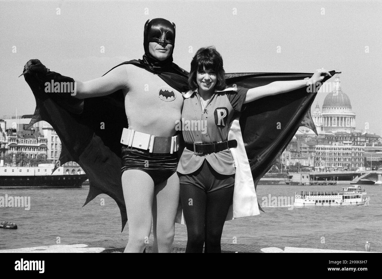 Le célèbre « Batman », alias Adam West, lors de sa visite aérienne à Londres, apparaît exclusivement pour la télévision du week-end de Londres en tant qu'invité sur « scène d'aujourd'hui », le programme hebdomadaire pour les jeunes. Il parle avec le présentateur Sally James de son nouvel ennemi de l'arche « le tickler » et joue son nouveau record de présentation du personnage. 14th mai 1976. Banque D'Images